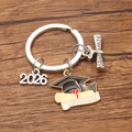 Dettaglio del portachiavi di laurea 2026 con tocco in smalto nero e ciondoli in argento - Cappello Di Laurea N. 3 22x22 Mm 81 G / 1 pezzo