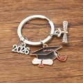 Portachiavi laurea 2026 in argento con ciondoli a forma di tocco e diploma - Stile 1 (19X29mm)