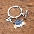 Portachiavi laurea 2026 argento con tocco blu smaltato e ciondolo a forma di diploma - Stile 2 (22X24mm)