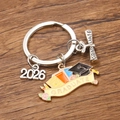 Portachiavi laurea 2026 con tocco in smalto colorato e ciondolo a pergamena d'argento - Stile 4 (19X35mm)