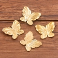 Set de cuatro colgantes de mariposa en acero inoxidable 304 dorado con alas talladas - Estilo Mariposa con Textura Dorada