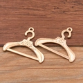 Paar creatieve DIY goudkleurige hangerhangers voor kettingen en armbanden op hout - Kc Gold 3g