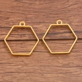 Twee goudkleurige zeshoekige hangers van legering met ophanglussen voor DIY sieraden - Zeshoek