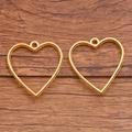 Set van twee vergulde hartvormige holle bedels voor DIY-sieraden maken met gladde afwerking - Hart