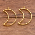 Twee goudvergulde halve maan holle hangers voor DIY hars sieraden maken projecten - Maan