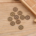 Tien antieke bronzen tandwielhangers voor DIY punk sieraden op een houten achtergrond - Antiek Brons / 5D04 10mm 0.4g