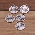 Gros plan de cinq pendentifs en forme de disques de musculation au fini argent antique - Style Disque Haltère (20E15) / Argent antique