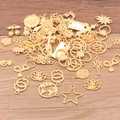 Assortiment de breloques dorées DIY incluant lotus, chats et étoiles sur bois - Styles Mixtes (30-45 Types) / Sachet de 100g / Or