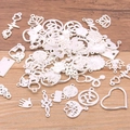 Pendentifs en alliage argenté en forme de cœur et fleur sur fond de bois clair - Styles Mixtes (30-45 Types) / Sachet de 100g / Argent Brillant