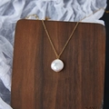 Barokke zoetwaterparel hanger aan een dunne 18K vergulde titanium stalen ketting - Button Pearl