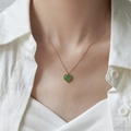 Collar de corazón dorado minimalista con piedra verde usado por una modelo - Collar de aventurina verde