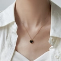 Elegante colgante de corazón negro con borde dorado pulido en una fina cadena para mujer - Collar de ágata negra
