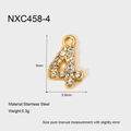 Makro-Detail von Anhänger Nummer 4 aus goldenem Edelstahl mit funkelndem Zirkonia - Zahl 4
