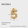 Makro-Detail von Nummer 5 Anhänger mit Zirkonia-Inlays und 18K vergoldetem Edelstahl - Zahl 5