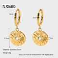 Detalle de los pendientes de aro en acero chapado en oro de 18K con diseño de sol - Estilo de Colgante de Disco de Sol (NXE80)
