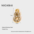 Makroaufnahme von Anhänger Nummer 8 mit weißen Zirkonia und 18K Gold beschichtetem Edelstahl - Zahl 8