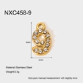 Makro-Detail von Nummer 9 Goldanhänger mit Zirkonsteinen und Edelstahl-Textur für Schmuck - Zahl 9