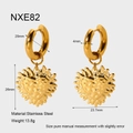 Vista detallada de pendientes de corazón con textura de rayos en acero chapado en oro 18K - Estilo de Colgante de Corazón con Patrón Radiante (NXE82)