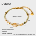 Détail d'un bracelet en pierres naturelles avec chaîne en acier doré et étiquette logo - Bracelet Perlé en Pierre Naturelle Vert et Brun (NXB150) / Bracelet