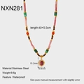 Détail d'un collier de perles colorées avec pendentif ovale rouge et acier doré - Collier Perlé Multicolore avec Pendentif Ovale Rouge (NXN281) / Collier