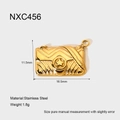 Detailopname van een 18K vergulde roestvrijstalen hanger in de vorm van een kleine tas - Ster Minitas Stijl (NXC456)