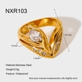 Details des goldenen V-förmigen Edelstahlrings mit Zirkon, Maßen und Spezifikationen - US 6 / V-Förmiger Pavé-Stil (NXR103)