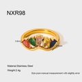 Détail macro de la bague en acier plaqué or 18k avec cinq pierres de zircon colorées - Taille 6 / Style Pierre Larme Colorée (NXR98)