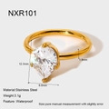 Nahaufnahme eines 18k vergoldeten Ringes mit tropfenförmigem Zirkon und Maßen - US 6 / Birnenschliff-Stil (NXR101)