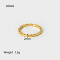 Détail d'une bague en acier doré de 2mm pesant 1,2g avec une texture ondulée - US 6 / Vague Facettée (DFR46)