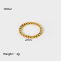 Détail d'une bague nœud dorée de 2mm en acier inoxydable montrant le poids de 1,3g - Texture Torsadée (DFR45)