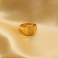 Gros plan détaillé d'une bague chevalière dorée avec gravure THE END sur satin vintage - US 7 / The end