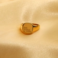 Vue détaillée d'une bague chevalière dorée avec gravure The World Is Yours sur satin - US 7 / THE WORLD IS YOURS