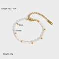 Detailansicht des 18K vergoldeten Perlenarmbandes mit Karabinerverschluss und Kette - Armband (DYB202304)