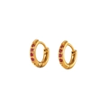 Gros plan de boucles d'oreilles huggies dorées avec cinq zircons rouges sertis - Style Zircone Fuchsia / Fuchsia (10mm)