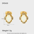 Vista detallada de pendientes de opalo bañados en oro de 18K de 11 mm por 9 mm - Estilo Óvalo Dorado (DFE430)