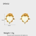Primer plano de pendientes de corazón de opalo con baño de oro de 18K y cristales finos - Estilo Corazón Dorado (DFE432)