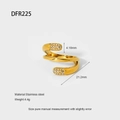 Vista detallada del anillo multicapa de acero inoxidable chapado en oro 18K con circonio - Talla 7 / Estilo Abierto Cruzado de Tres Capas (DFR225) / Ancho 4.18mm Diámetro 21.2mm / Dorado