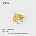 Vue macro d'une bague spirale multicouche en acier doré 18K avec incrustation de zircon - Taille 6 / Style Triple Couche Spirale Pierre Ronde (DFR226)