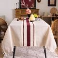 Mantel de lino con retazos de rayas rojas y borlas en una mesa de madera - Crochet de Rayas Burdeos (Beige) / 100x140cm
