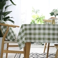 Mantel a cuadros verde y blanco con fundas de cojín a juego en un entorno doméstico luminoso - 60x60 / Cuadros Verdes y Blancos