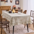 Nappe à rayures vertes avec bords à volants décoratifs sur une table rectangulaire - 150cm Rond / Vert Émeraude Triple Rayure