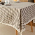 Mantel a cuadros marrones y blancos con borde de encaje en mesa de comedor de madera - 140*220cm / Cuadros Café Con Encaje