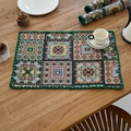 Set de table bohème tissé avec pompons verts et motifs géométriques ethniques multicolores - Blocs Géométriques Noirs Avec Bord Festonné Vert / 30x45