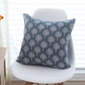 Cuscino quadrato blu-grigio con motivo di alberi bianchi su sedia bianca moderna - 45x45cm / Alberello Sfondo Nero