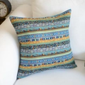 Fodera per cuscino etnico boho con motivi geometrici arancio e blu su un divano - 30x45cm / Federa a Righe Blu