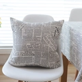 Cojín cuadrado de algodón y lino con estampado de periódico vintage en silla blanca - 45x45 / Estilo Periódico Inglés
