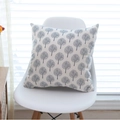 Cuscino moderno in lino con motivo ad albero blu su sedia bianca vicino alla finestra - 45x45cm / Alberello Sfondo Bianco