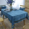 Detail van blauw fluwelen tafelkleed met luxe gouden Griekse borduurpatronen - Blauw Smalle Kant