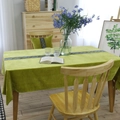 Detail van groen fluwelen tafelkleed met etnisch borduursel in een gezellige setting - Groen Brede Kant