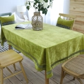 Detail van lichtgroen fluwelen tafelkleed met een elegante donkergroene Griekse sleutelrand - Groen Smalle Kant